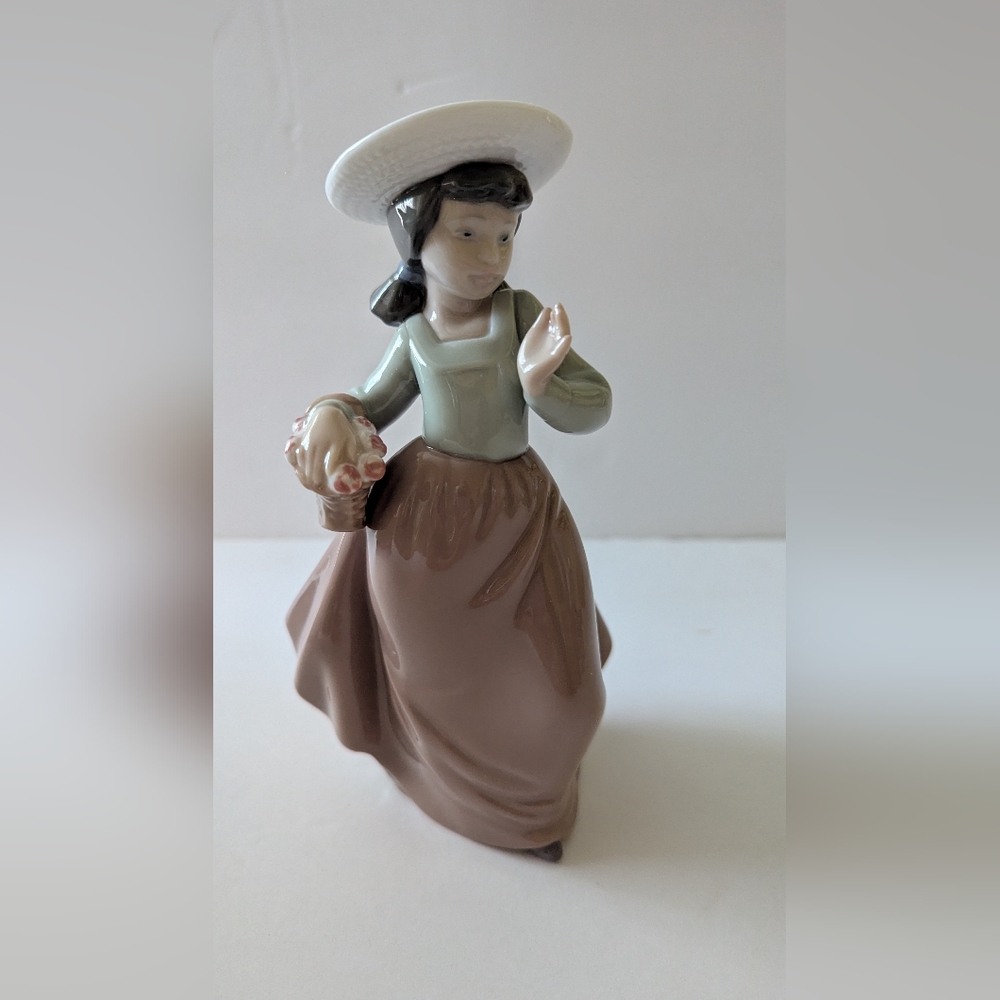 LLADRO NAO "OUT FOR A STROLL" #1087 MINT CONDITION